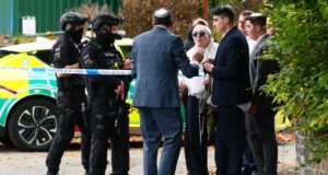Dos muertos y tres heridos en un ataque frente a una sinagoga en Mánchester Dos muertos y tres heridos en un ataque frente a una sinagoga en Mánchester