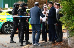 Dos muertos y tres heridos en un ataque frente a una sinagoga en Mánchester Dos muertos y tres heridos en un ataque frente a una sinagoga en Mánchester