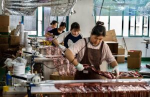 México espera la jornada laboral de 40 horas, pero en China siguen el camino opuesto bajo la extrema idea del "996" México espera la jornada laboral de 40 horas, pero en China siguen el camino opuesto bajo la extrema idea del "996"