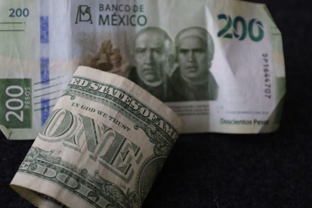 El peso avanza tras reporte de inflación de EU