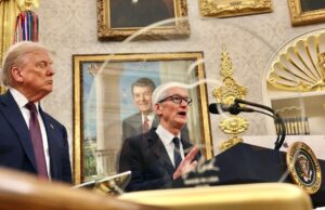 Apple se alinea con Trump y ya fabrica servidores de IA en EU Apple se alinea con Trump y ya fabrica servidores de IA en EU