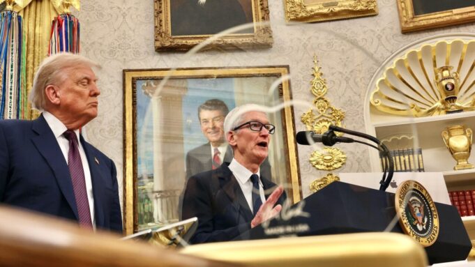 Apple se alinea con Trump y ya fabrica servidores de IA en EU Apple se alinea con Trump y ya fabrica servidores de IA en EU