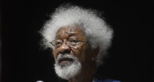 Wole Soyinka, premio Nobel de Literatura 1986, dice que EU revocó su visa Wole Soyinka, premio Nobel de Literatura 1986, dice que EU revocó su visa