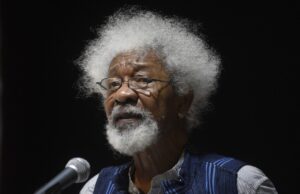 Wole Soyinka, premio Nobel de Literatura 1986, dice que EU revocó su visa Wole Soyinka, premio Nobel de Literatura 1986, dice que EU revocó su visa