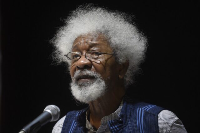 Wole Soyinka, premio Nobel de Literatura 1986, dice que EU revocó su visa Wole Soyinka, premio Nobel de Literatura 1986, dice que EU revocó su visa