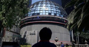 El peso y la bolsa mexicana caen ante contracción del PIB en México El peso y la bolsa mexicana caen ante contracción del PIB en México