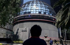 El peso y la bolsa mexicana caen ante contracción del PIB en México El peso y la bolsa mexicana caen ante contracción del PIB en México