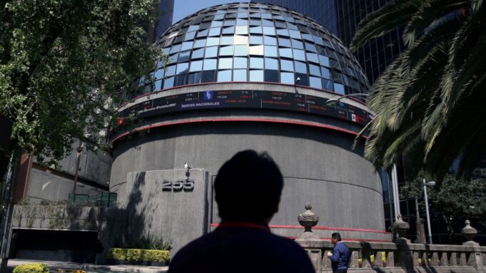 El peso y la bolsa mexicana caen ante contracción del PIB en México El peso y la bolsa mexicana caen ante contracción del PIB en México