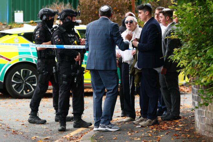 Dos muertos y tres heridos en un ataque frente a una sinagoga en Mánchester Dos muertos y tres heridos en un ataque frente a una sinagoga en Mánchester