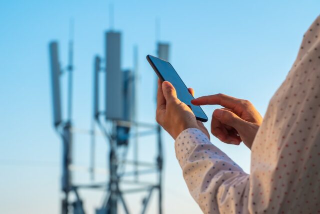 Impulsan iniciativa para poner límite de cobros en la telefonía móvil