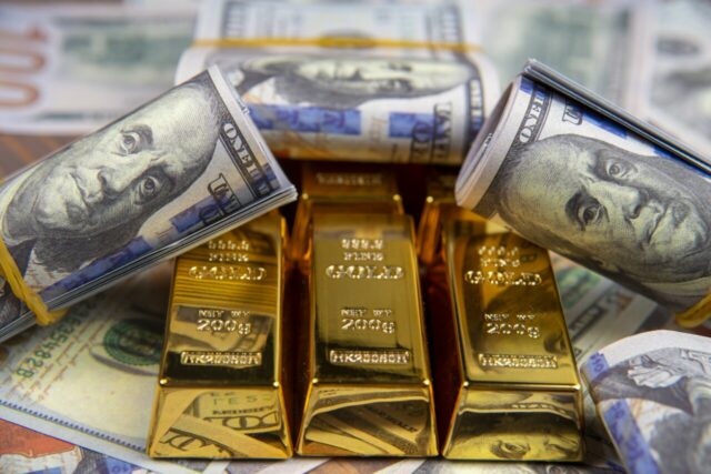 Precio del oro supera por primera vez los 4,000 dólares por onza