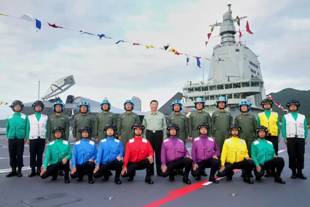 ZJSB7IERJBNZFBOMQPMY4ZX4F4.webp China estrena su buque de guerra más avanzado en pleno pulso a Estados Unidos por el dominio naval