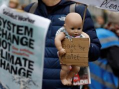 Manifestantes contra el cambio climático bajo el sol brasileño frente a la cumbre COP30 Manifestantes contra el cambio climático bajo el sol brasileño frente a la cumbre COP30