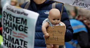Manifestantes contra el cambio climático bajo el sol brasileño frente a la cumbre COP30 Manifestantes contra el cambio climático bajo el sol brasileño frente a la cumbre COP30