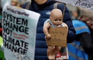 Manifestantes contra el cambio climático bajo el sol brasileño frente a la cumbre COP30 Manifestantes contra el cambio climático bajo el sol brasileño frente a la cumbre COP30