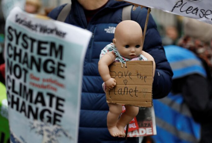 Manifestantes contra el cambio climático bajo el sol brasileño frente a la cumbre COP30 Manifestantes contra el cambio climático bajo el sol brasileño frente a la cumbre COP30