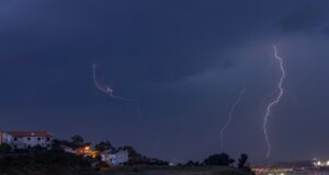 Tormenta Claudia deja tres muertos en Portugal y causa inundaciones en Gran Bretaña Tormenta Claudia deja tres muertos en Portugal y causa inundaciones en Gran Bretaña