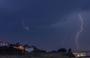 Tormenta Claudia deja tres muertos en Portugal y causa inundaciones en Gran Bretaña Tormenta Claudia deja tres muertos en Portugal y causa inundaciones en Gran Bretaña