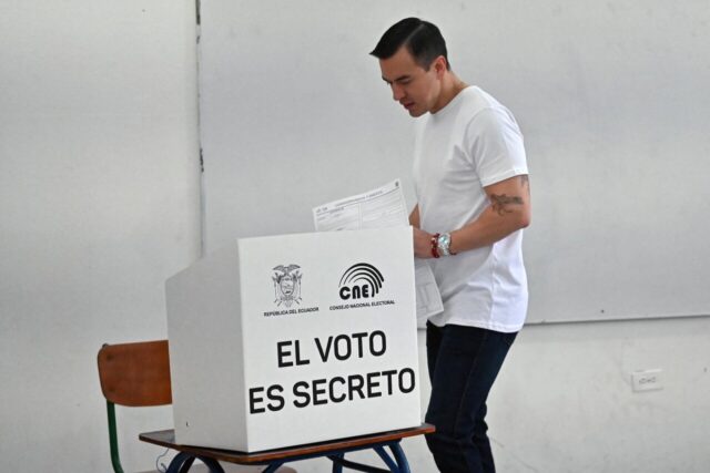 Ecuador vota en un referendo sobre el regreso de las bases militares extranjeras Ecuador vota en un referendo sobre el regreso de las bases militares extranjeras