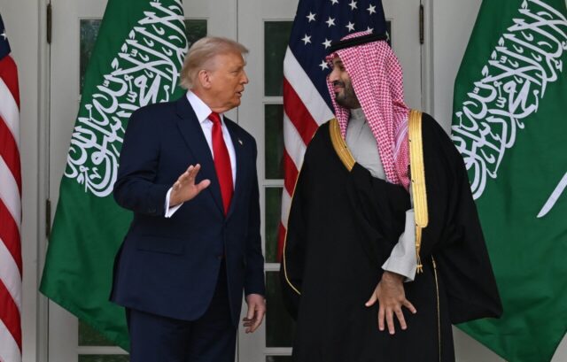 Trump apoya a príncipe saudí por el caso de un periodista asesinado
