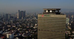 Calificadoras mejoran nota de Pemex, pero refuerzan su dependencia del Estado Calificadoras mejoran nota de Pemex, pero refuerzan su dependencia del Estado