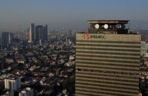 Calificadoras mejoran nota de Pemex, pero refuerzan su dependencia del Estado Calificadoras mejoran nota de Pemex, pero refuerzan su dependencia del Estado