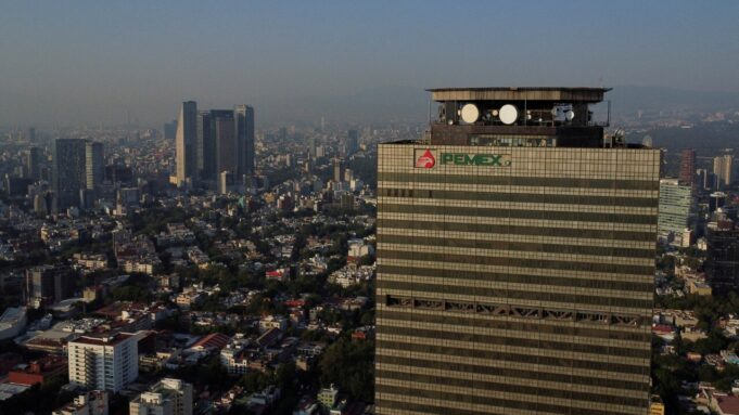 Calificadoras mejoran nota de Pemex, pero refuerzan su dependencia del Estado Calificadoras mejoran nota de Pemex, pero refuerzan su dependencia del Estado