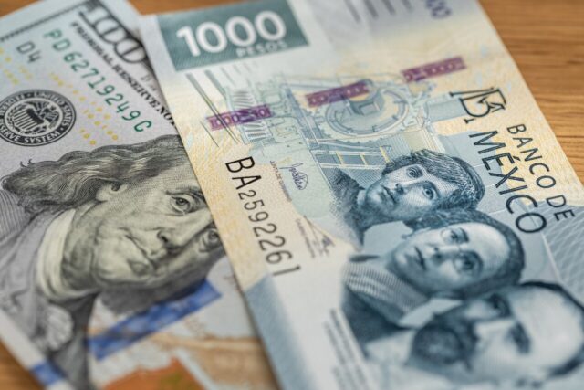 Peso toca su peor nivel en dos meses por menor perspectiva de recorte de la Fed