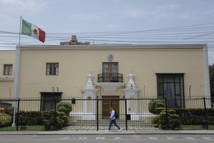 La encargada de negocios de México abandona Perú La encargada de negocios de México abandona Perú