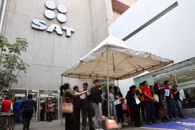 El SAT recauda cada vez más con menos recursos y empleados El SAT recauda cada vez más con menos recursos y empleados