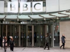 El director de la BBC renuncia tras reporte que lo acusa de sesgo contra Trump El director de la BBC renuncia tras reporte que lo acusa de sesgo contra Trump