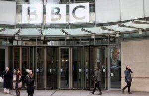 El director de la BBC renuncia tras reporte que lo acusa de sesgo contra Trump El director de la BBC renuncia tras reporte que lo acusa de sesgo contra Trump