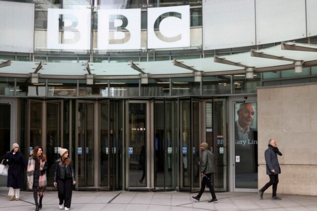 image.jpg El director de la BBC renuncia tras reporte que lo acusa de sesgo contra Trump