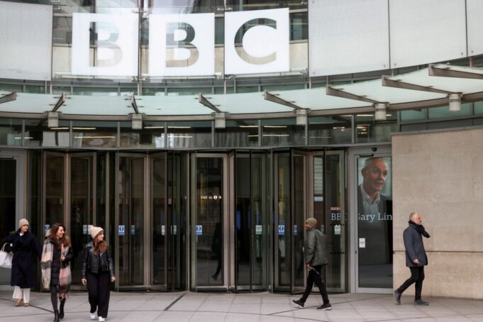 El director de la BBC renuncia tras reporte que lo acusa de sesgo contra Trump El director de la BBC renuncia tras reporte que lo acusa de sesgo contra Trump