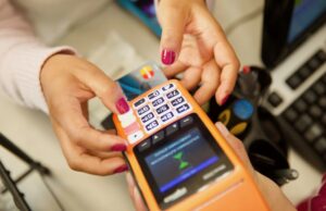 Bancos, fintechs y autoridades disputarán costos en pagos con tarjetas Bancos, fintechs y autoridades disputarán costos en pagos con tarjetas