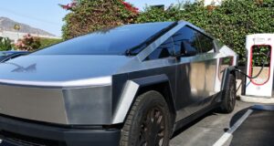 El colapso del sueño de acero de Tesla: renuncia el jefe del proyecto Cybertruck El colapso del sueño de acero de Tesla: renuncia el jefe del proyecto Cybertruck