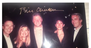 Los demócratas publican nuevas fotos del archivo Epstein en las que se ve a Trump rodeado de mujeres Los demócratas publican nuevas fotos del archivo Epstein en las que se ve a Trump rodeado de mujeres