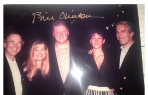 Los demócratas publican nuevas fotos del archivo Epstein en las que se ve a Trump rodeado de mujeres Los demócratas publican nuevas fotos del archivo Epstein en las que se ve a Trump rodeado de mujeres