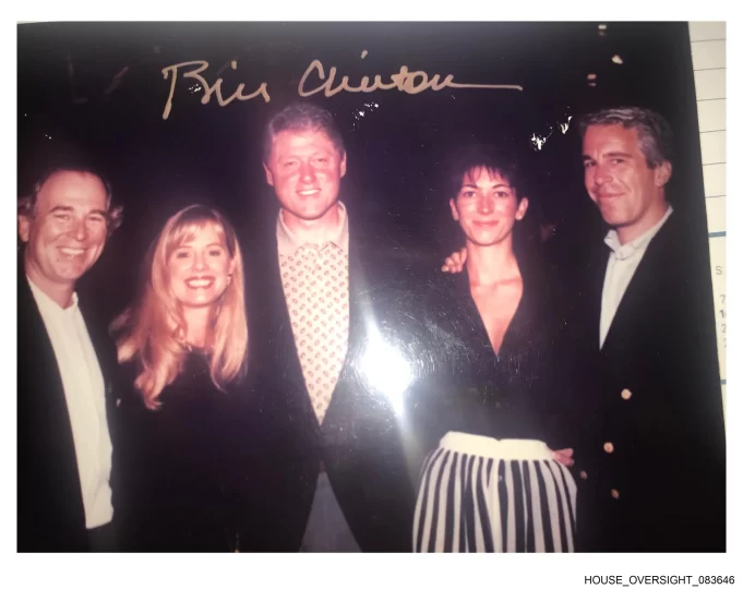 Los demócratas publican nuevas fotos del archivo Epstein en las que se ve a Trump rodeado de mujeres Los demócratas publican nuevas fotos del archivo Epstein en las que se ve a Trump rodeado de mujeres
