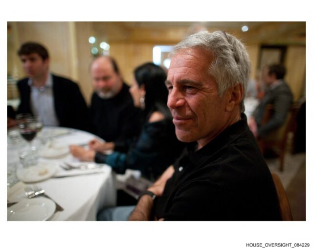 Demócratas publican nuevas fotos del archivo privado de Epstein con Noam Chomsky, Bill Gates y Woody Allen