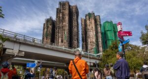 Hong Kong inicia tres días de luto tras incendio que deja 128 muertos Hong Kong inicia tres días de luto tras incendio que deja 128 muertos