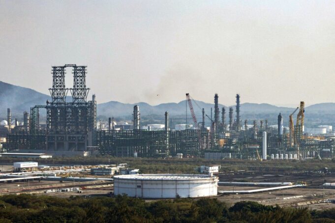 Refinerías avanzan y producen 34% más gasolinas en 2025, pero están lejos de la autosuficiencia Refinerías avanzan y producen 34% más gasolinas en 2025, pero están lejos de la autosuficiencia