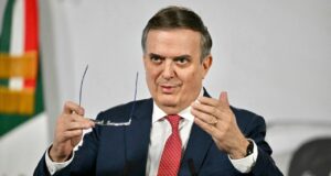 México espera la "letra chiquita" de nuevo plan arancelario de 10% de Trump México espera la "letra chiquita" de nuevo plan arancelario de 10% de Trump