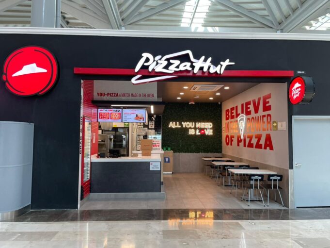 Pizza Hut va por los aeropuertos para crecer ventas 20% durante el Mundial Pizza Hut va por los aeropuertos para crecer ventas 20% durante el Mundial